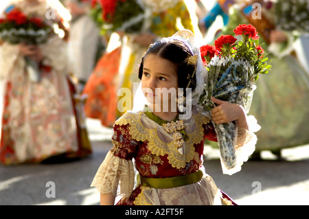 FALLAS PENDANT LA PROCESSION DE FLEURS OFFRANT À VALENCE. Espagne Banque D'Images