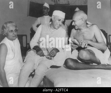 Mahatma Gandhi et Jawaharlal Nehru assis en riant en partageant un moment jovial heureux et soeur Vijaylaxmi Pandit assis Inde 1946 vintage 1900s Banque D'Images