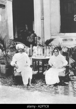 Mahatma Gandhi avec son épouse Kasturba 1915 Banque D'Images
