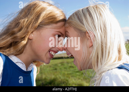 Deux filles nez à nez, portrait Banque D'Images