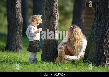 Mère jouant avec sa fille dans le bois Banque D'Images