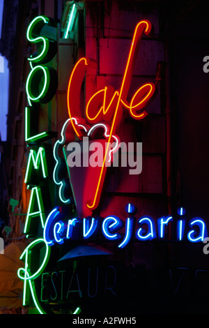 L'Europe, Portugal, Lisbonne. Rua Portas da Santo Antao Restaurant Row. Détails Soirée de Cervejaria sign Banque D'Images