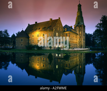 DE - Rhénanie du Nord-Westphalie : Wahrenholz Château par nuit Banque D'Images