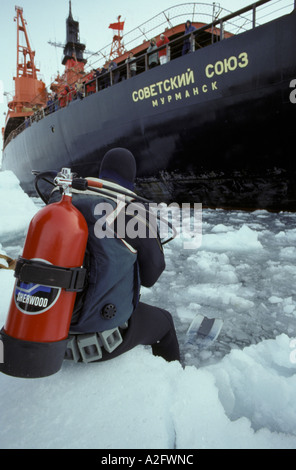 L'Asie, la Russie soviétique, de l'Arctique, Cercle arctique, François-Joseph. Brise-glace nucléaire russe ovietsky» «Soyouz et diver Banque D'Images