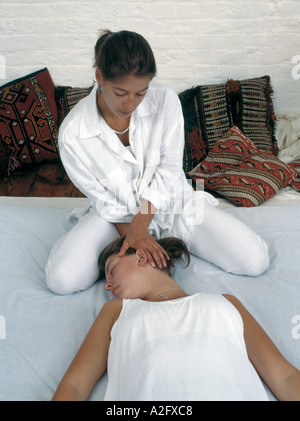 Position latérale de massage Shiatsu massage du cou et des épaules Banque D'Images