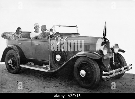 Mahatma Gandhi assis avec l'état souverain d'Kalakankar au nord de l'Inde dans sa voiture Asie 14 novembre 1929 Banque D'Images