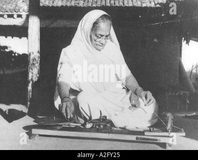 Kasturba Gandhi épouse de Mahatma Gandhi tournant à Seagram Ashram Wardha Nagpur Maharashtra Inde 1939 ancienne image vintage 1900 Banque D'Images