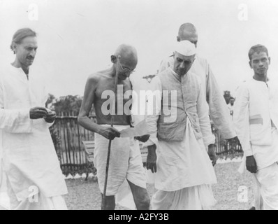 Mahatma Gandhi arrive avec Jawaharlal Nehru et Acharya Kriplani à Wardha pour la réunion du Comité de travail du Congrès 1939 Inde ancienne image vintage 1900s Banque D'Images