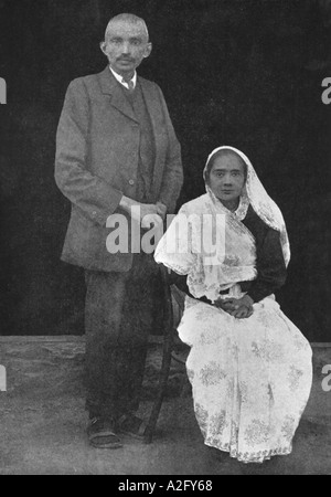 Kasturba et Mahatma Gandhi en costume trois pièces à Johannesburg Afrique du Sud avant leur départ pour l'Angleterre Juillet 1914 Banque D'Images