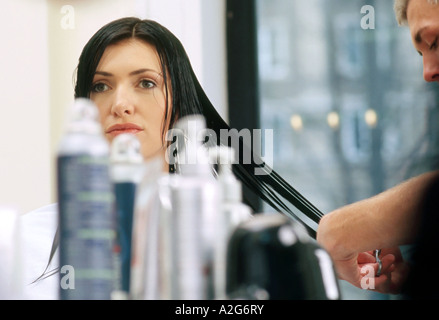 1221974 piscine coiffure coiffure couple jeune homme coiffure Femme 2530 fragment cheveux longs brunette w Banque D'Images