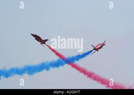 Des flèches rouges - paire syncro cross à Waddington International Airshow Banque D'Images