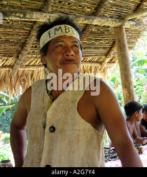 Le PANAMA. Cheiftan Indiens Embera de Fiesta dans son village. Banque D'Images