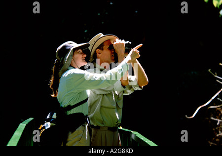 Costa Rica, San Gerardo, vallée de la rivière Savegre, montagnes de Talamanca, couple sur le pont donnant sur abondance d'oiseaux (MR) Banque D'Images