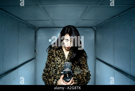 1213225 studio intérieur jeune femme brune cheveux longs 2530 composent rouge à lèvres rouge à lèvres spots spot fourrure prendre caméra photo pictur Banque D'Images