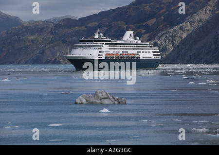 USA, Alaska, le sud-est de l'Alaska, GLACIER BAY NATIONAL PARK : Holland America Liner Statendam près de Glacier de l'Université Johns Hopkins Banque D'Images