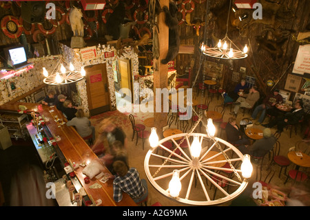 USA, Alaska, le sud-est de l'Alaska, Juneau : Intérieur de la Red Dog Saloon Banque D'Images