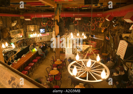 USA, Alaska, le sud-est de l'Alaska, Juneau : Intérieur de la Red Dog Saloon Banque D'Images