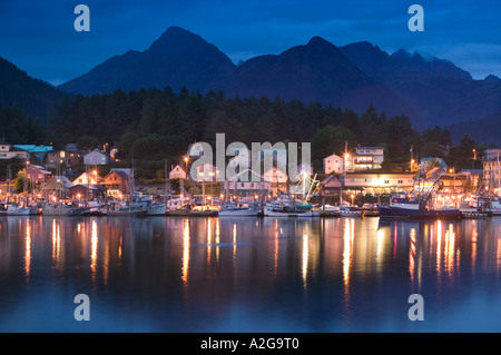 USA, Alaska, le sud-est de l'Alaska, SITKA : ville et vue sur le port / soir Banque D'Images