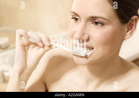 1215538 piscine Télévision Salle de bains jeune femme brunette 25 30 laver les dents dents hygiène brosse à dents soins de beauté close up horizon Banque D'Images