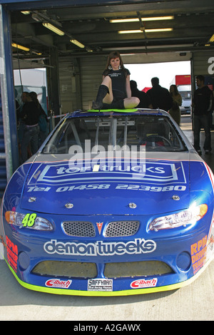 V8 type Nascar stock car dans la voie des stands Banque D'Images