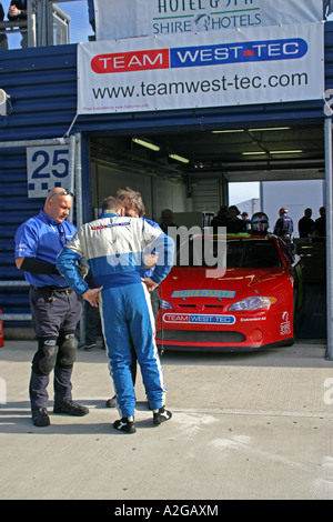 V8 type Nascar stock car dans la voie des stands Banque D'Images