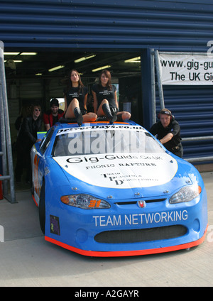 V8 type Nascar stock car dans la voie des stands Banque D'Images