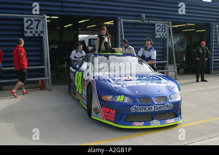 V8 type Nascar stock car dans la voie des stands Banque D'Images