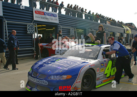 V8 type Nascar stock car dans la voie des stands Banque D'Images