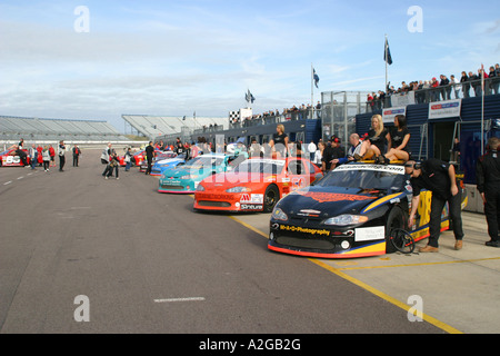 V8 type Nascar stock car dans la voie des stands Banque D'Images