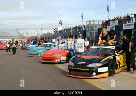 V8 type Nascar stock car dans la voie des stands Banque D'Images