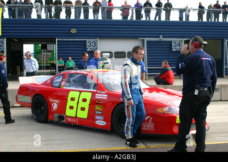 V8 type Nascar stock car dans la voie des stands Banque D'Images