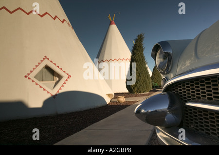 NA, USA, Arizona, Holbrook, Wigwam Motel Route 66, du béton et des tipis 1954 Buick, frosty matin Banque D'Images