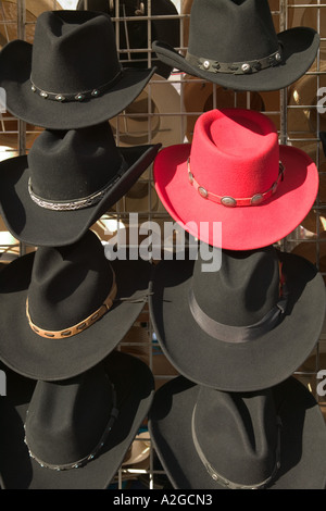 USA, Arizona, Tucson : Foire de rue 4e Avenue Bonnets & chapeaux de cow-boy rouge Banque D'Images
