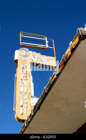 L'écaillage de la peinture sur le signe pour le long fermé Buckhorn bar dans la vérité ou conséquences Nouveau Mexique Banque D'Images