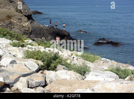 Les jeunes de la pêche les rochers, El Faro, Mijas Costa, Costa del Sol, Espagne, Europe, Banque D'Images