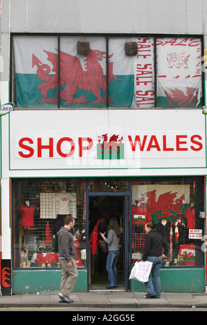 Shop magasin de souvenirs du pays de Galles à Cardiff City Centre South Wales UK Banque D'Images