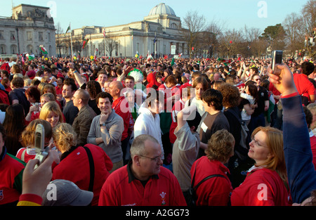 Grande foule de fans de rugby gallois Galles célébrer remportant un match international Banque D'Images