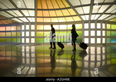 États-unis, Illinois, Chicago O'Hare International Airport, les voyageurs (NR) Corridor au Terminal de United Airlines Banque D'Images