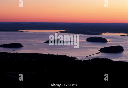 L'Acadia National Park, moi, l'aube sur la baie Frenchman vu depuis le sommet de Cadillac Mountain. Îles de Porcupine. Banque D'Images