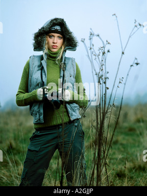 1212954 journée plein air femme jeune automne 2530 cheveux longs blond triste tristesse reste relax meadow terrain herbe fourrure stand swe Banque D'Images