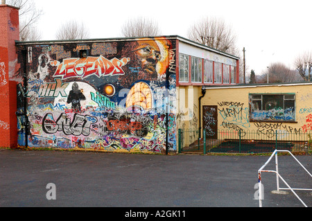 Peinture murale et graffiti peint sur la paroi latérale d'une London School et centre de jeunes. Banque D'Images