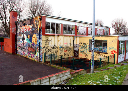 Peinture murale et graffiti peint sur la paroi latérale d'une London School et centre de jeunes. Banque D'Images