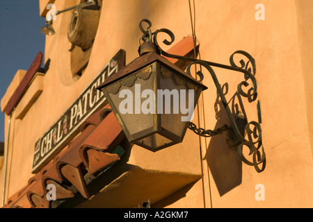 USA, New Mexico, Albuquerque : Old Town Albuquerque Boutique Patch Chili/Sign & Réverbère Banque D'Images