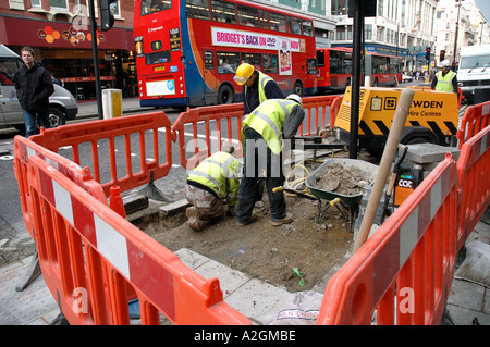 Les travaux d'entretien routier temporaire dans la région de Oxford Street. Banque D'Images