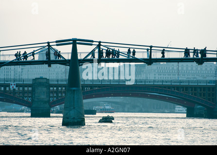 Le Pont du Millénaire de St Paul à Londres, Angleterre Banque D'Images