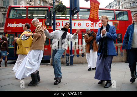 Les dévots Hare Krishna danse et recruter des gens dans Oxford Street Centre de Londres Banque D'Images