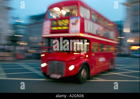 Trouble d'un bus à impériale rouge à Londres en Angleterre Banque D'Images