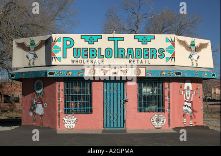 USA, Nouveau Mexique, Pueblo Zuni : Extérieur de Pueblo Traders Shop Banque D'Images