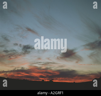 Un coucher de soleil d'automne dans l'est du Devon avec Fiery rouges et fins nuages sombres Octobre Banque D'Images