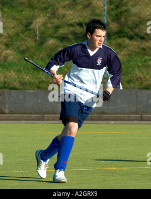 Teenage boy playing hockey scolaire Banque D'Images